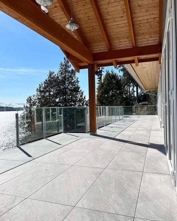 Raised deck on Vitaro adjustable pedestals