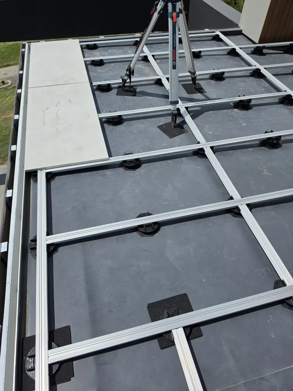 Real installation of large-format stone slabs on Vitaro pedestals with aluminium joist grid