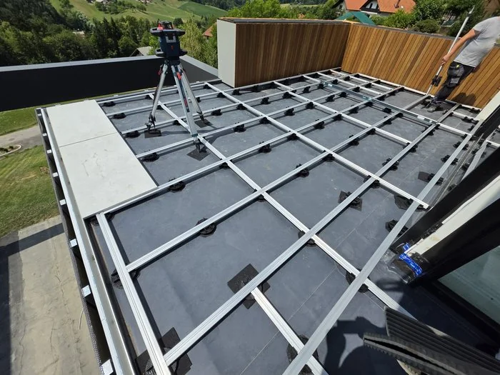 Pool surround paved with adjustable pedestals